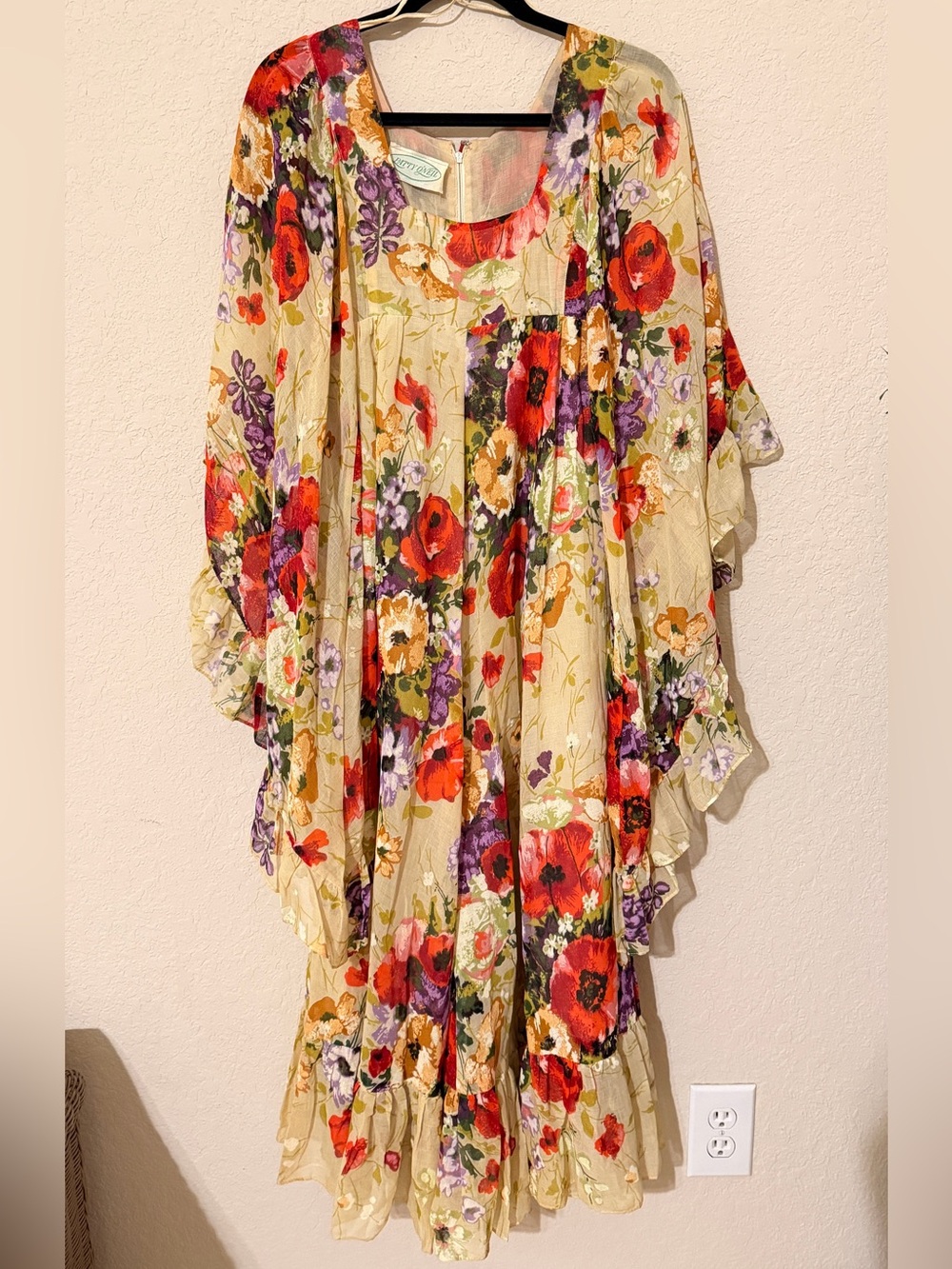 Vintage stunning angel sleeves maxi dress in pristine Condition